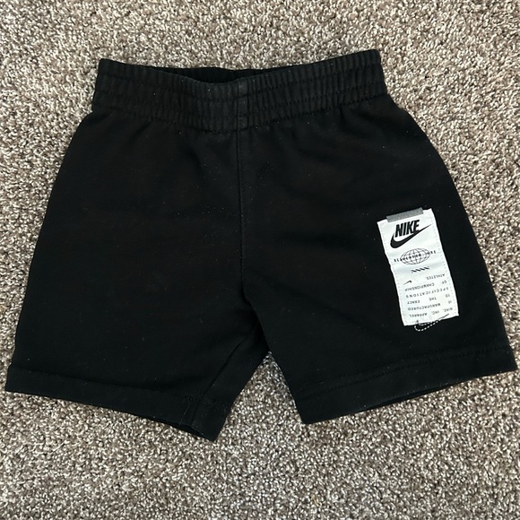 Nike Gray Graphic Tee and Black Shorts Set - Picture 5 of 9